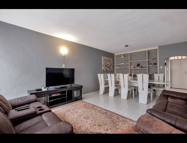 2 BEDROOM TOWNHOUSE FOR SALE IN WINDSOR WEST